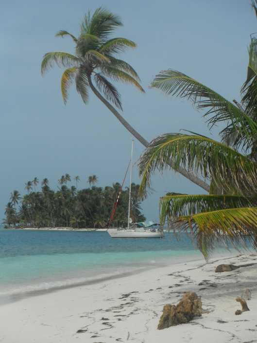 Flotte Lotte anchoring between the islands of Cocos Banderos